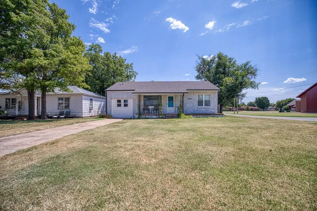 Photo 3 — 723 S 10th Street, Kingfisher, OK 73750