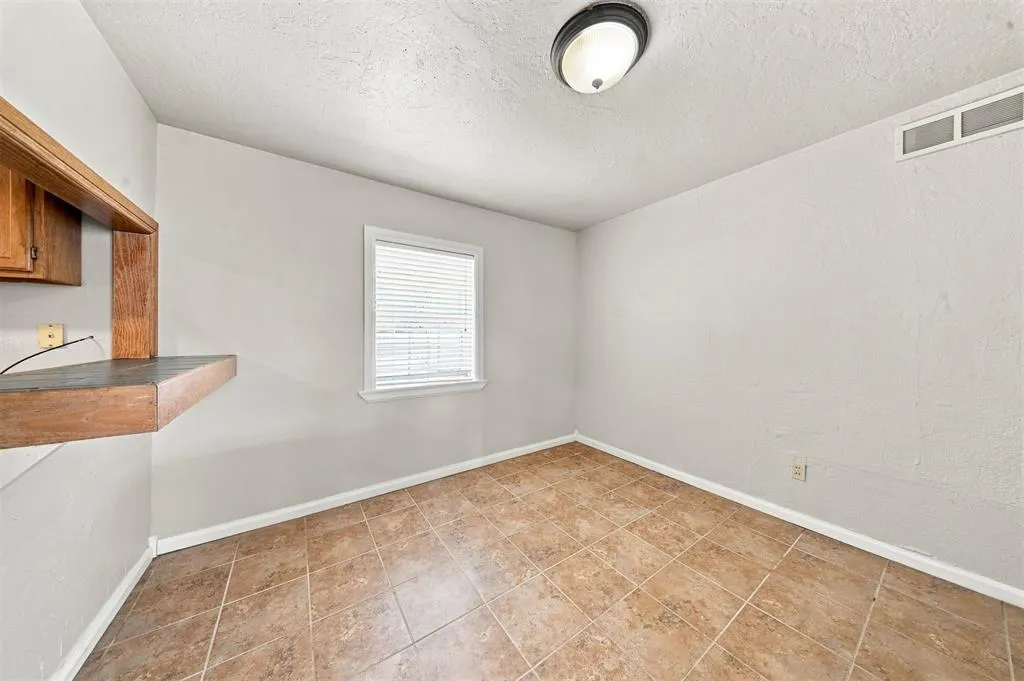 Photo 6 — 1405 Carlisle Court, The Village, OK 73120