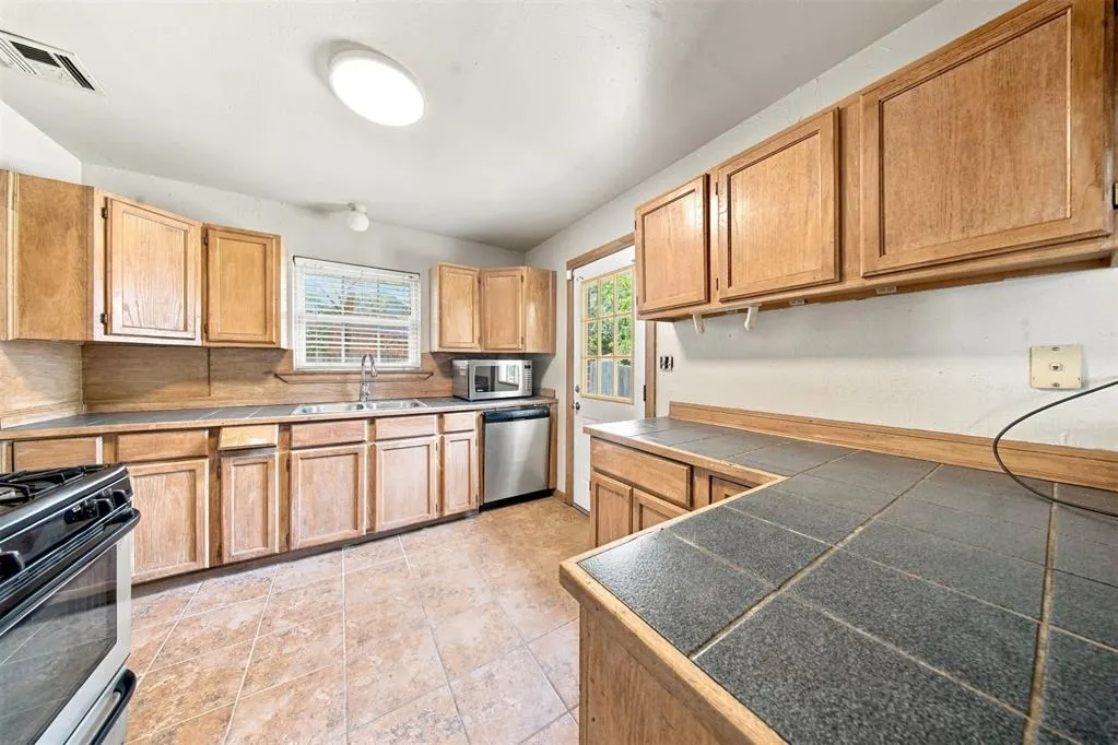 Photo 9 — 1405 Carlisle Court, The Village, OK 73120