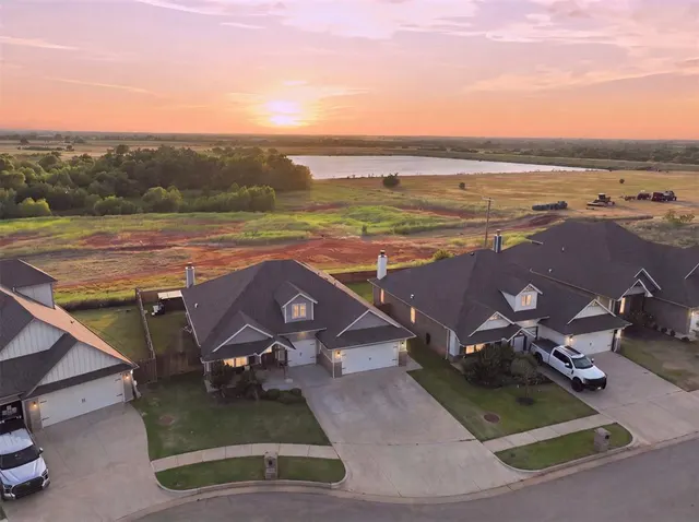 Photo 2 — 13805 Limestone Lane, Yukon, OK 73099