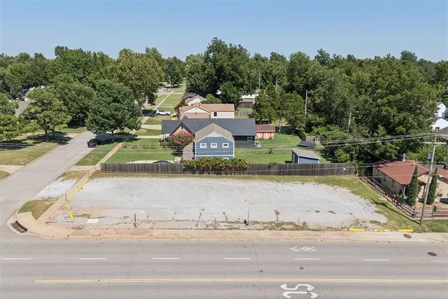 Photo 7 — 204 E 5th Street E1, Edmond, OK 73034