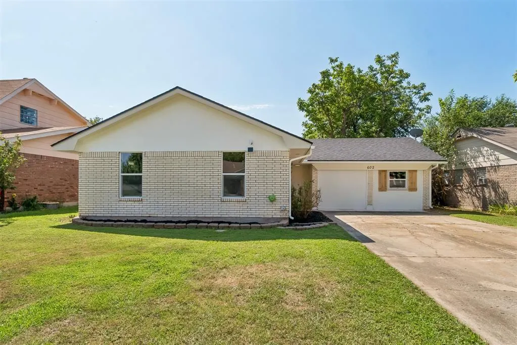 Front exterior — 602 Crestmoor Drive, Moore, OK 73160