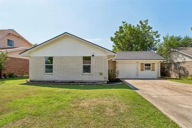 Front exterior — 602 Crestmoor Drive, Moore, OK 73160