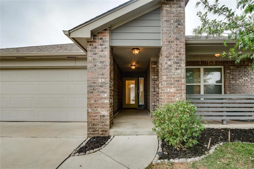 Photo 2 — 216 Evermore Lane, Yukon, OK 73099