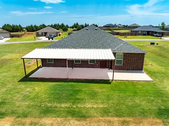 Photo 2 — 5718 Bent Creek Road, Shawnee, OK 74804