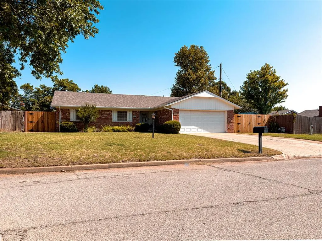 Photo 2 — 141 Sheridan Place, Chickasha, OK 73018