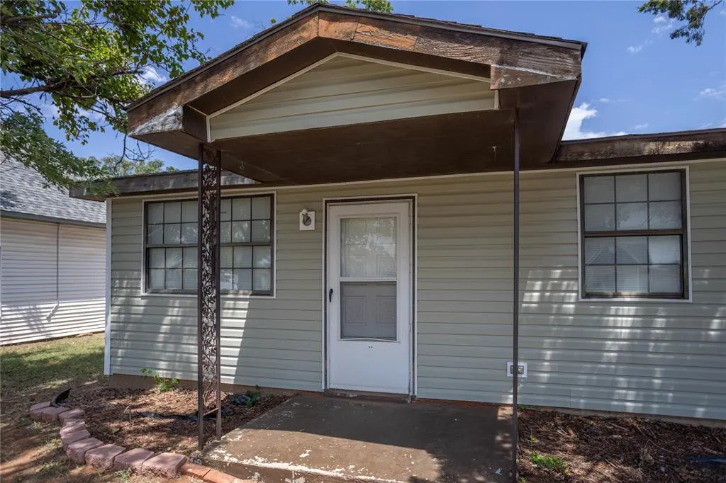 Photo 2 — 415 W Franklin Avenue, Weatherford, OK 73096