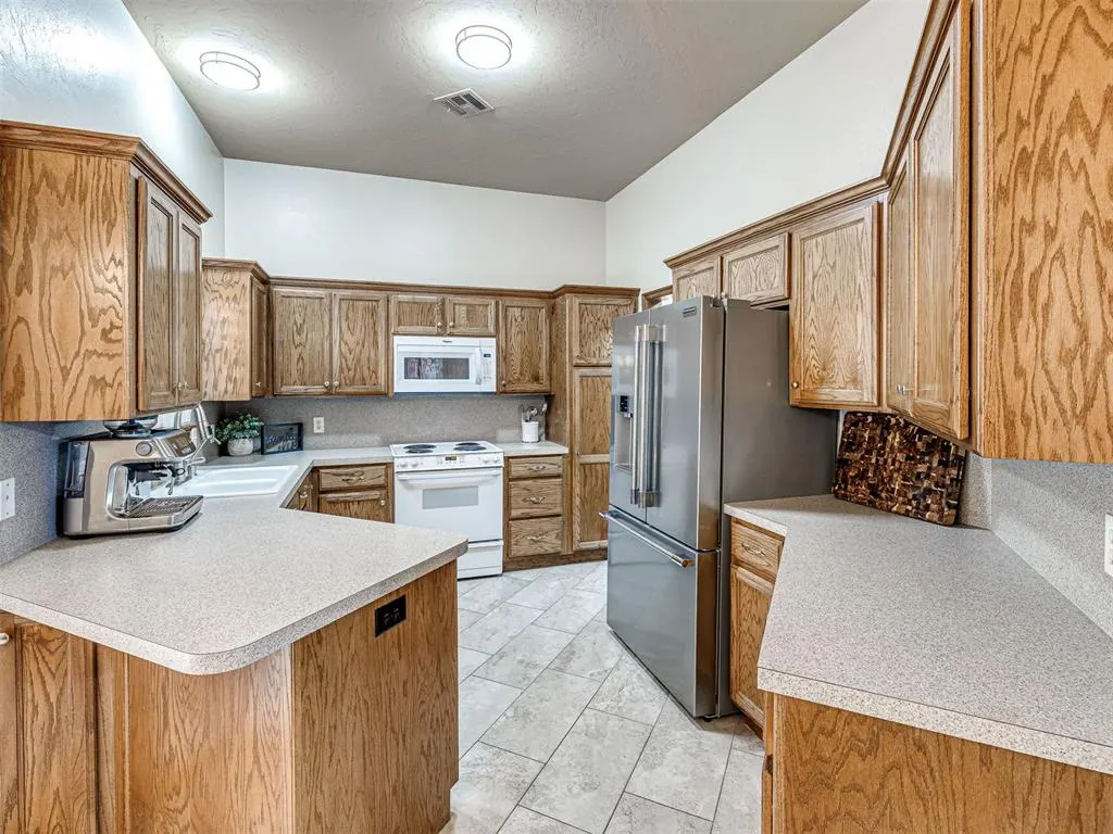 Photo 8 — 2009 Emerald Brook Court, Edmond, OK 73003