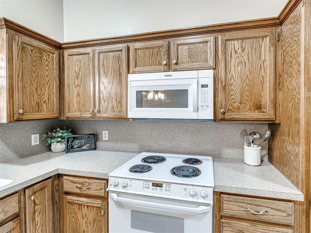 Photo 10 — 2009 Emerald Brook Court, Edmond, OK 73003