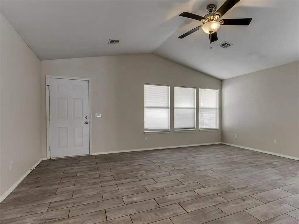 Photo 3 — 920 Periwinkle Drive, Yukon, OK 73099