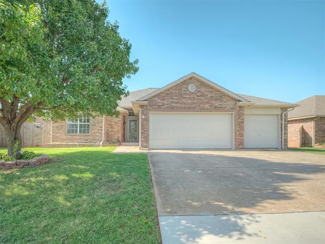 Photo 2 — 1800 Fairmont Lane, Edmond, OK 73013