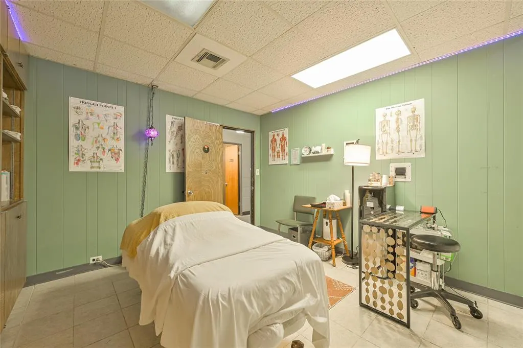 Photo 16 — 231 E Gray Street, Norman, OK 73069