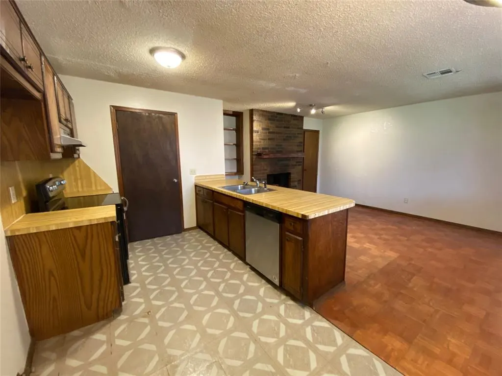 Photo 4 — 517 Peppertree Lane, Midwest City, OK 73110
