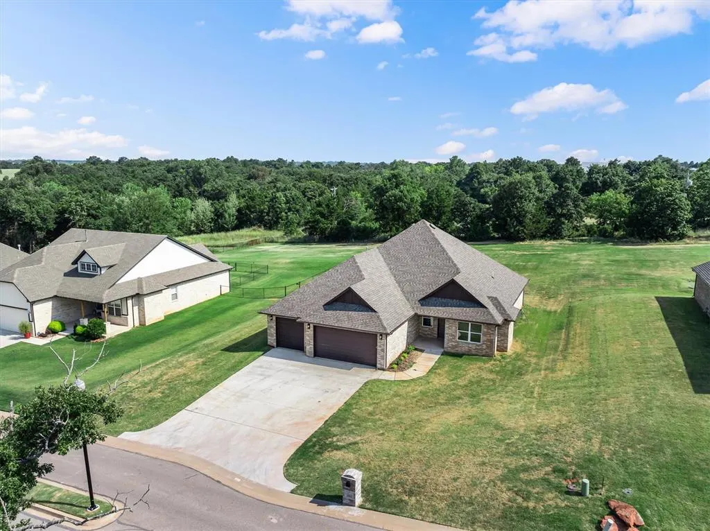 Photo 2 — 201 Canyon Creek Lane, Guthrie, OK 73044
