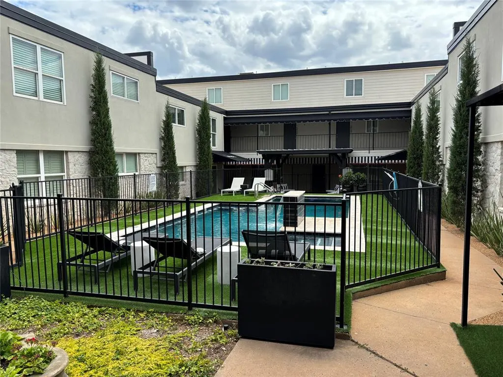 Photo 3 — 1110 Sherwood Lane 101, Nichols Hills, OK 73116