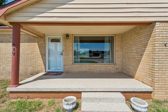 Photo 2 — 417 S Grand Street, Crescent, OK 73028