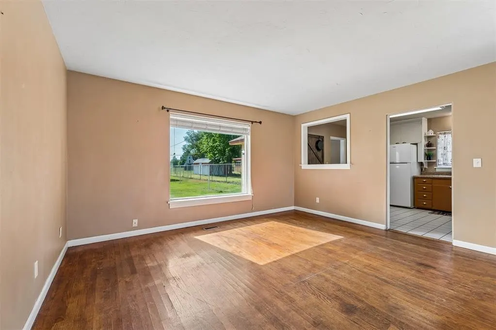 Photo 5 — 417 S Grand Street, Crescent, OK 73028