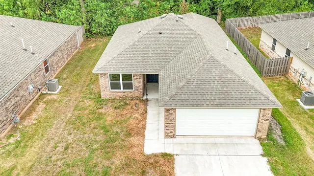 Photo 2 — 840 Highgarden Circle, Noble, OK 73068