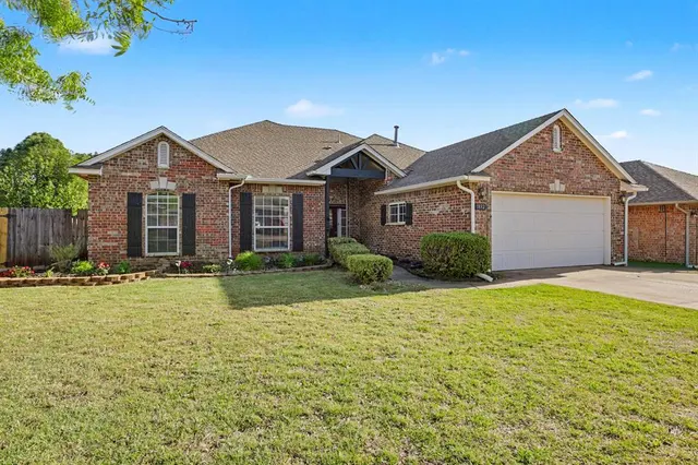 Photo 2 — 1832 Camden Way, Edmond, OK 73013