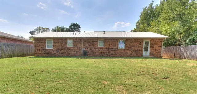 Photo 3 — 16 Sue Lane, McLoud, OK 74851