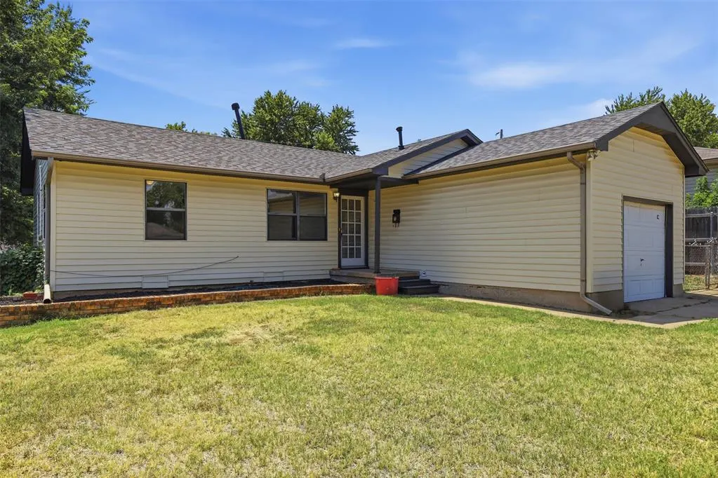 Photo 2 — 102 Belisle Avenue, Yukon, OK 73099