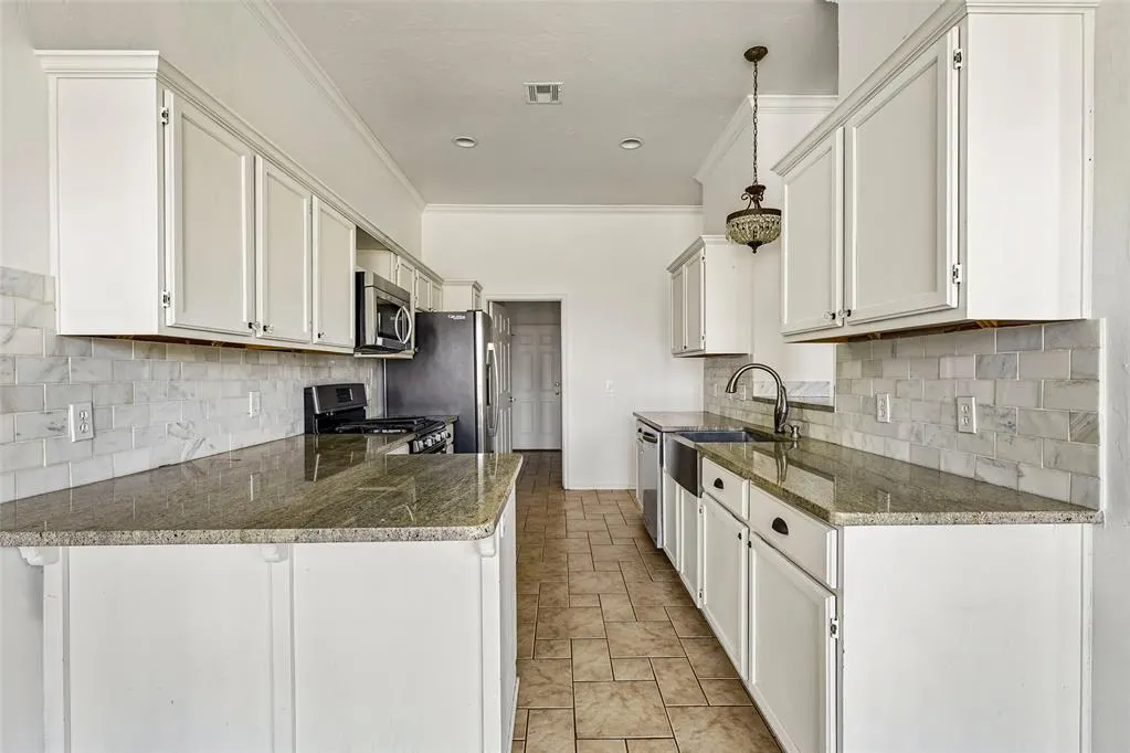 Photo 2 — 15505 Sandstone Terrace, Oklahoma City, OK 73170