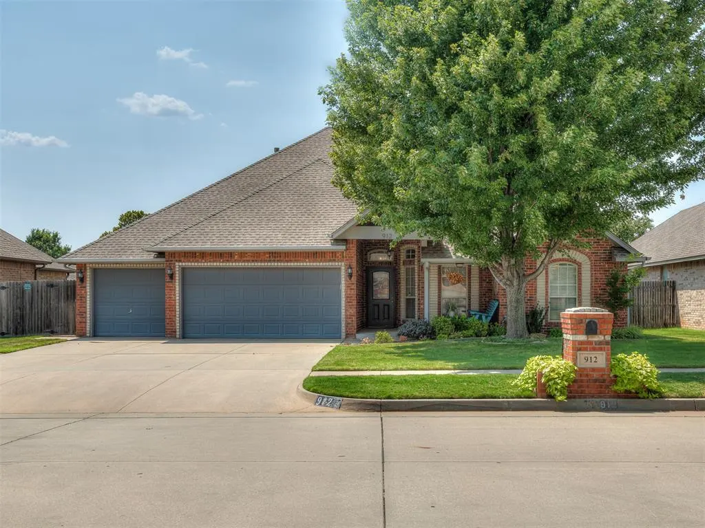 Front exterior — 912 Regal Road, Yukon, OK 73099