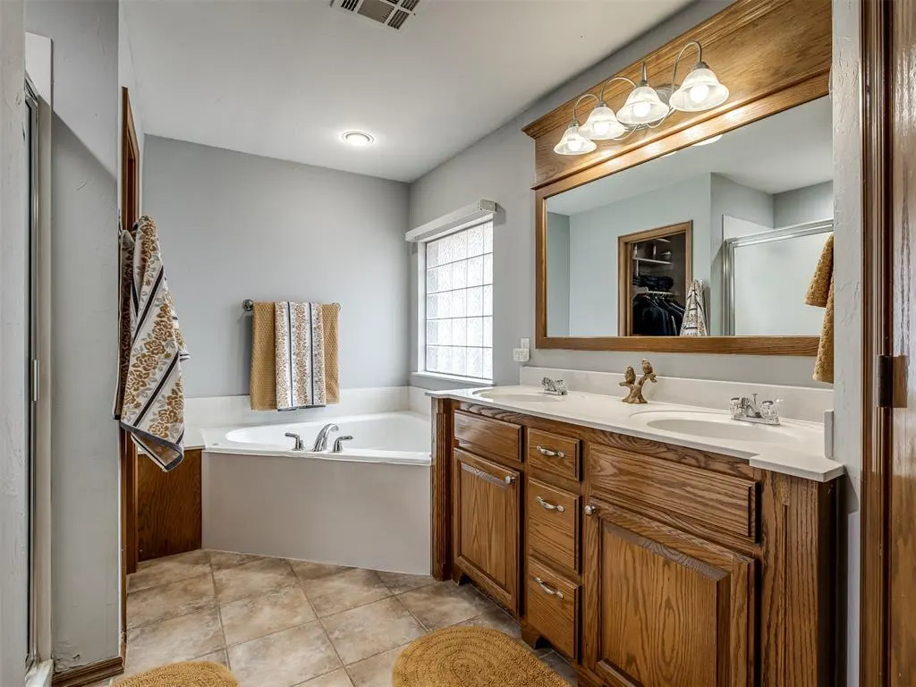 Photo 12 — 912 Regal Road, Yukon, OK 73099