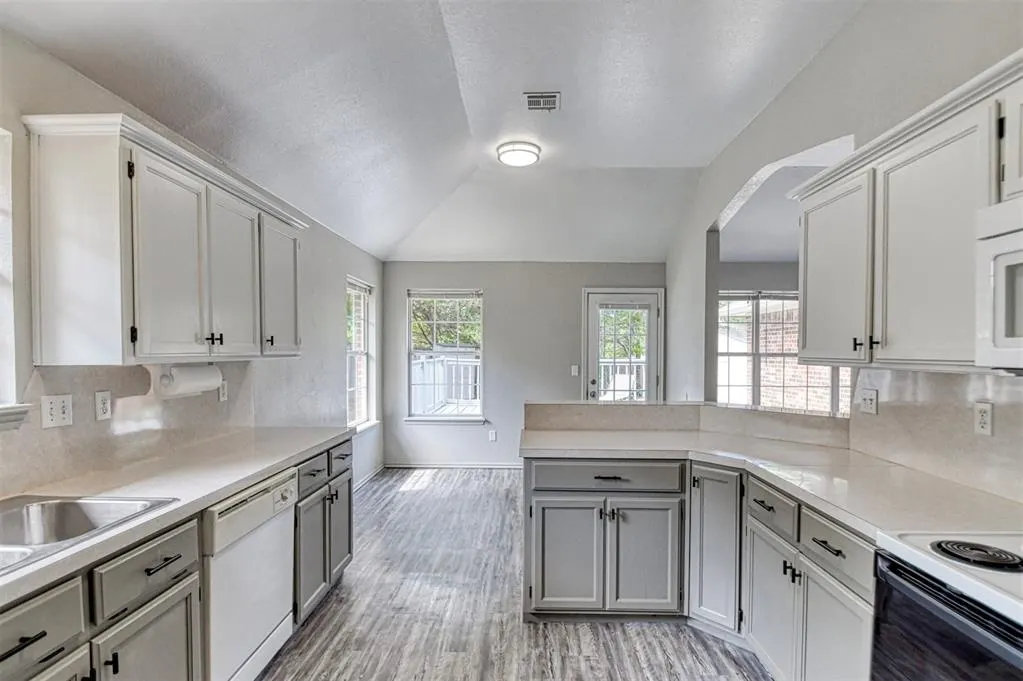 Photo 4 — 1200 Teakwood Drive, Norman, OK 73071