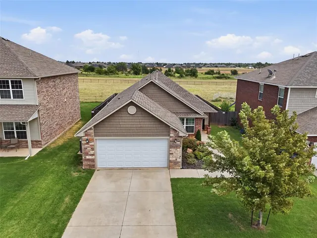 Photo 3 — 7220 Meadow Lake Drive, Yukon, OK 73099