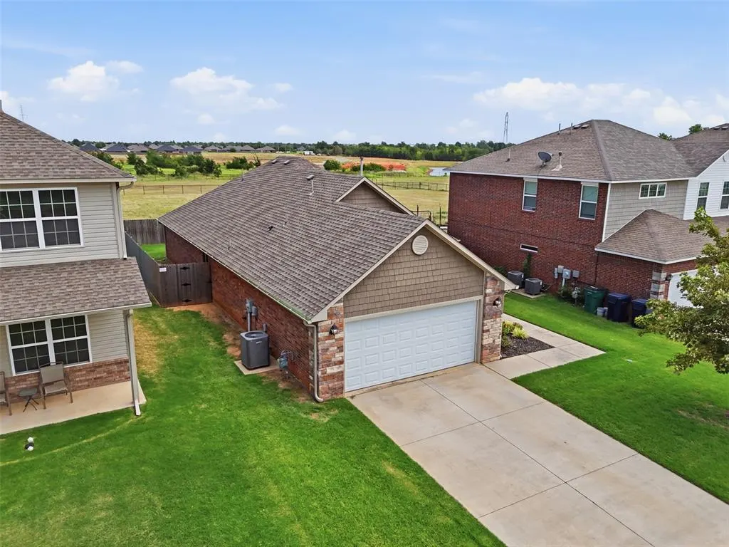 Photo 4 — 7220 Meadow Lake Drive, Yukon, OK 73099