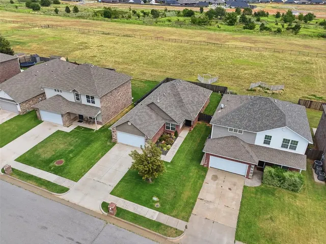 Photo 5 — 7220 Meadow Lake Drive, Yukon, OK 73099