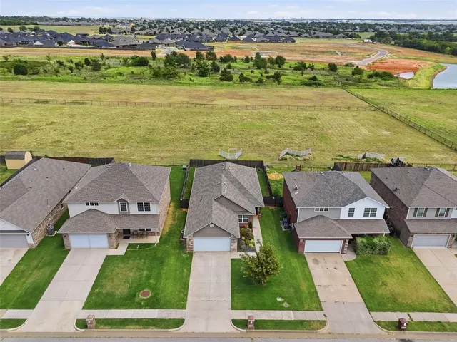 Photo 7 — 7220 Meadow Lake Drive, Yukon, OK 73099