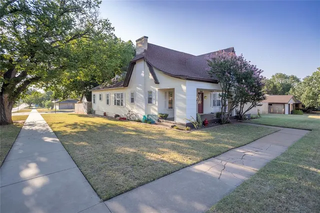 Photo 2 — 524 N 5th Street, Weatherford, OK 73096