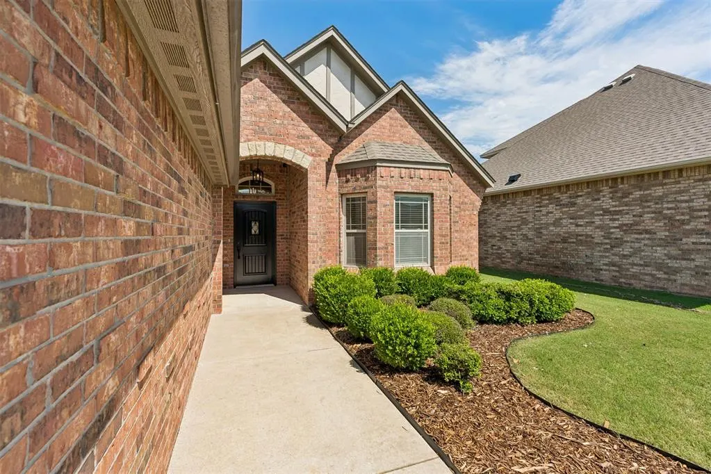 Photo 2 — 5613 St James Place, Oklahoma City, OK 73179
