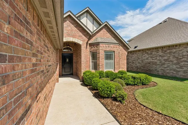 Photo 2 — 5613 St James Place, Oklahoma City, OK 73179