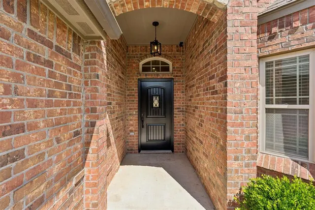 Photo 3 — 5613 St James Place, Oklahoma City, OK 73179