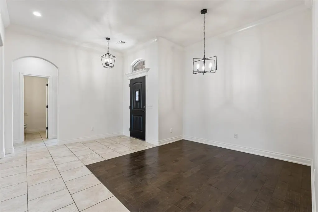 Photo 7 — 5613 St James Place, Oklahoma City, OK 73179