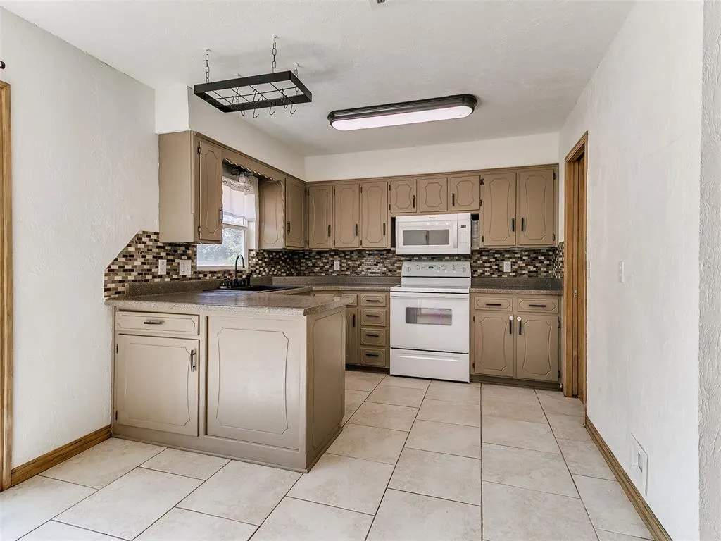 Photo 10 — 808 Del Haven Drive, Del City, OK 73115