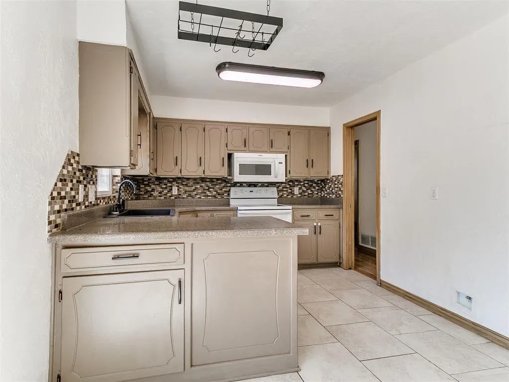 Photo 11 — 808 Del Haven Drive, Del City, OK 73115
