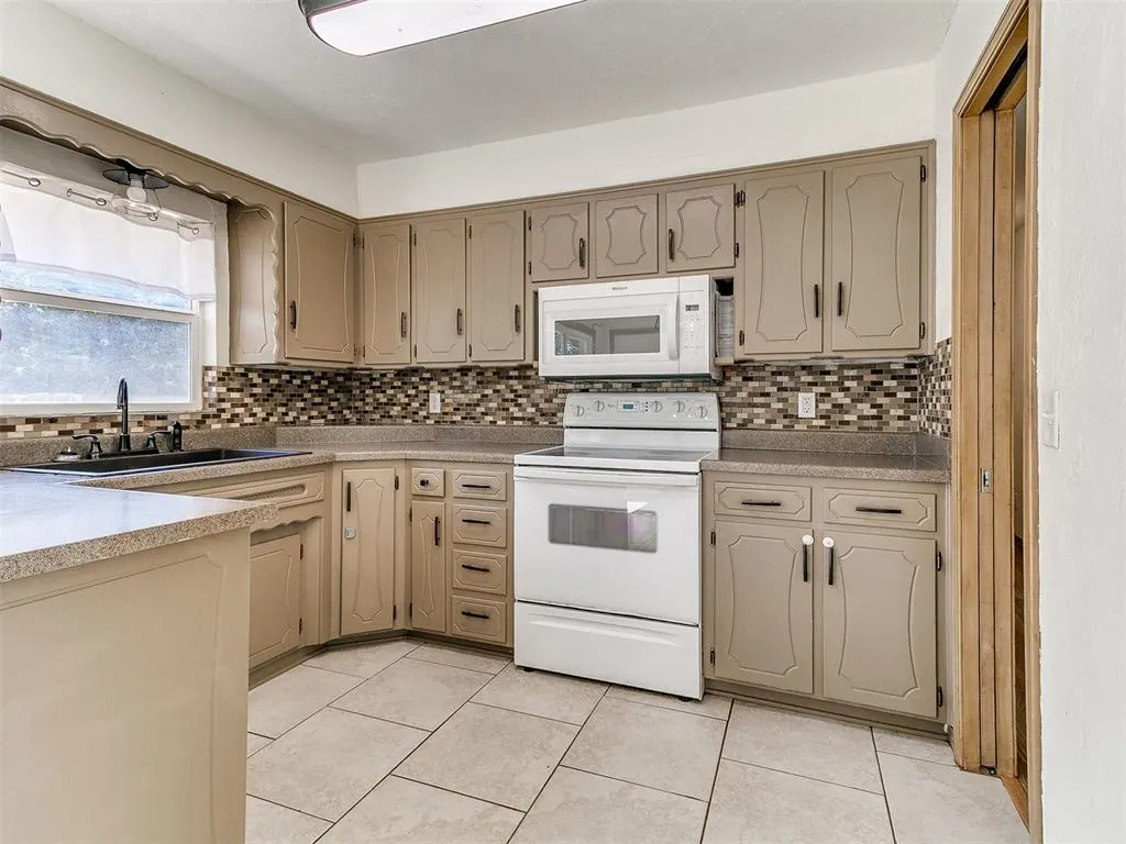Photo 12 — 808 Del Haven Drive, Del City, OK 73115