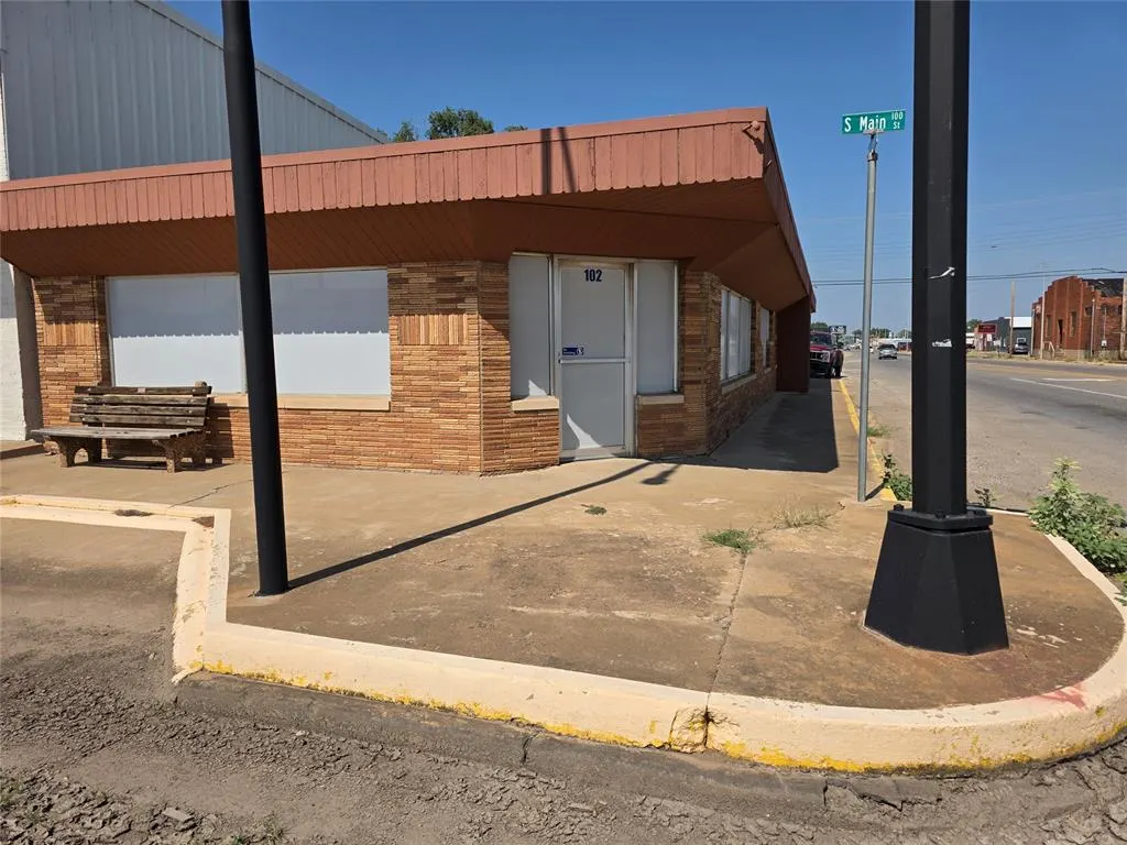 Front exterior — 102 S Main, Lindsay, OK 73052