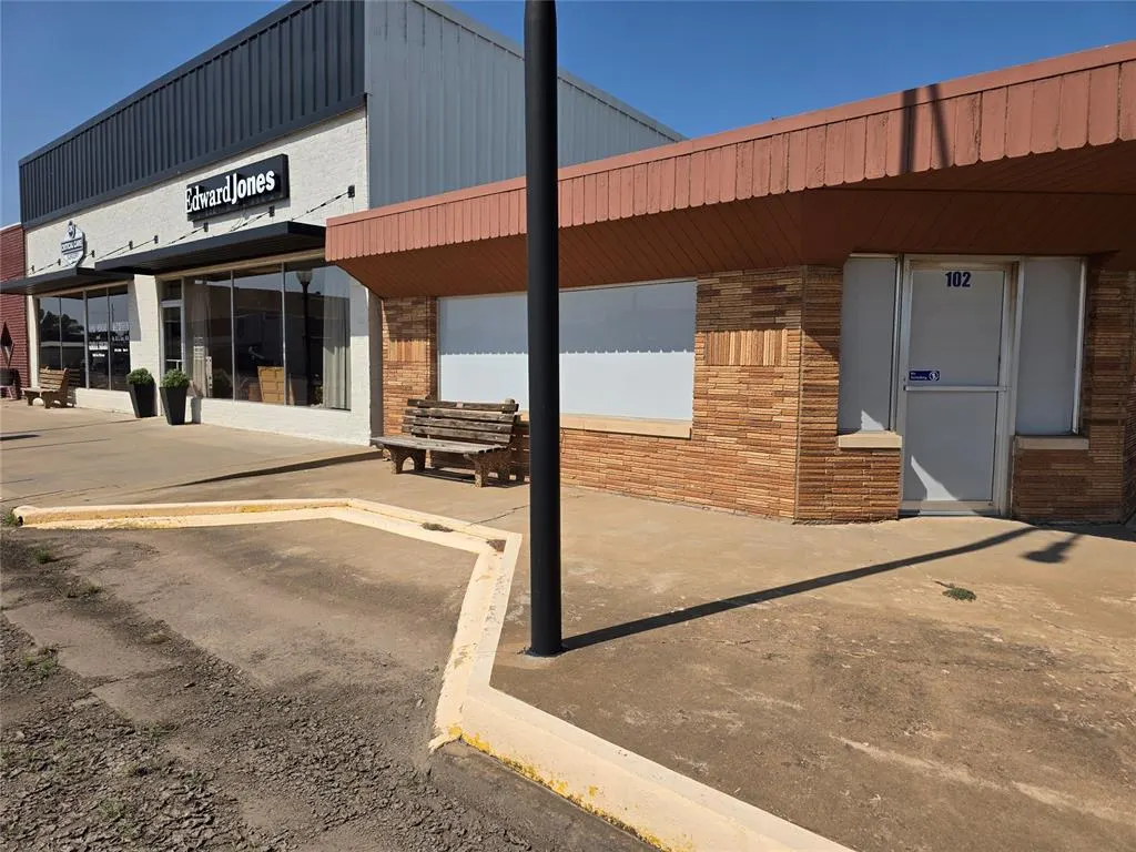 Photo 2 — 102 S Main, Lindsay, OK 73052