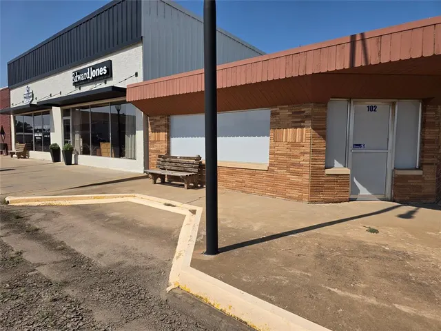 Photo 2 — 102 S Main, Lindsay, OK 73052