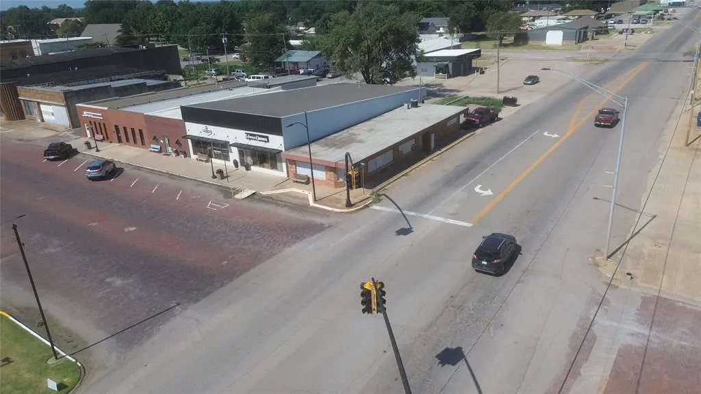 Photo 21 — 102 S Main, Lindsay, OK 73052