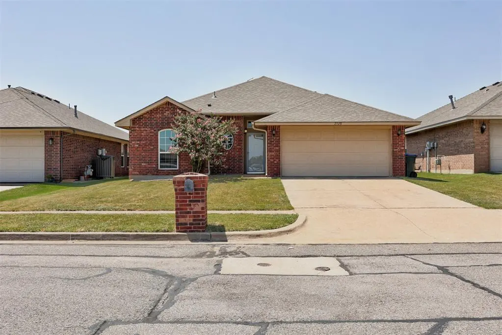 Front exterior — 2528 Queenston Avenue, Norman, OK 73071