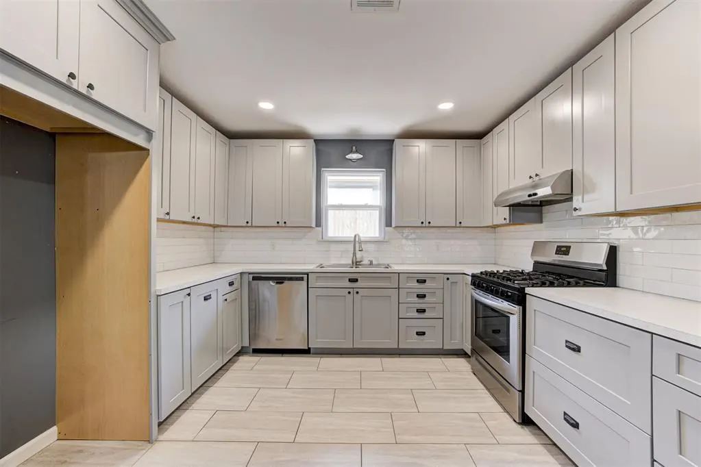 Photo 10 — 327 Woodcrest Drive, Norman, OK 73071