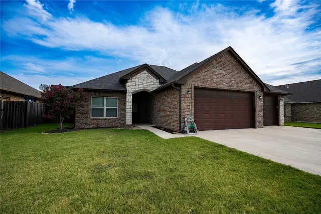 Photo 2 — 2105 Longhorn Trail, Altus, OK 73521