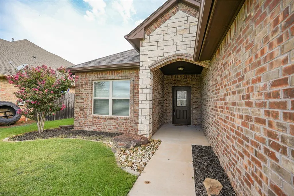 Photo 3 — 2105 Longhorn Trail, Altus, OK 73521