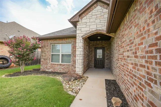 Photo 3 — 2105 Longhorn Trail, Altus, OK 73521